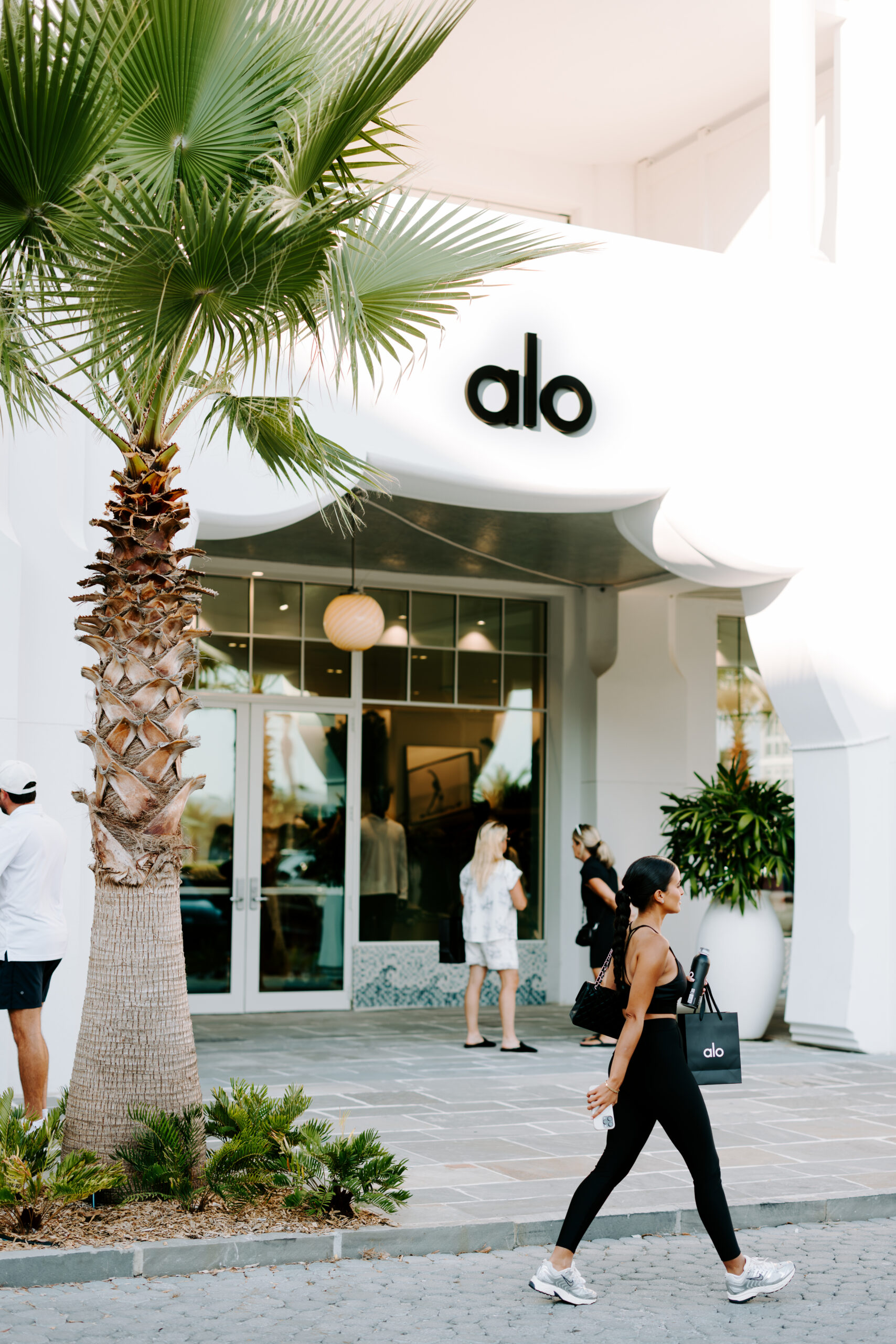 Alo Alys Beach storefront